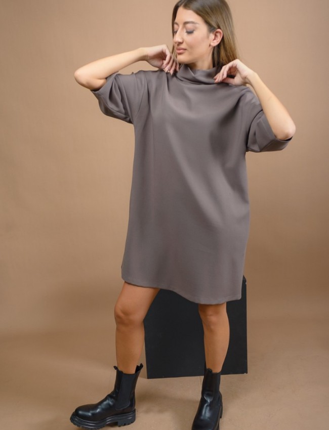 Πούρο κρεπ loose-fit κοντό φόρεμα με ξεχειλωτό ζιβάγκο λαιμόκοψη, ρεγκλάν μανικοκόλληση, πλαϊνές τσέπες και κλείσιμο με κουμπιά στον λαιμό Access