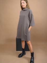 Πούρο κρεπ loose-fit κοντό φόρεμα με ξεχειλωτό ζιβάγκο λαιμόκοψη, ρεγκλάν μανικοκόλληση, πλαϊνές τσέπες και κλείσιμο με κουμπιά στον λαιμό Access