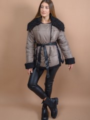 Πούρο κοντό oversized μπουφάν σταυροκουμπωτό, με μπουκλέ λεπτομέρειες στον μεγάλο γιακά, στις μανσέτες και στα πλαϊνά, ανοίγματα στο πλάι, μπροστινές τσέπες και αποσπώμενη ζώνη Access
