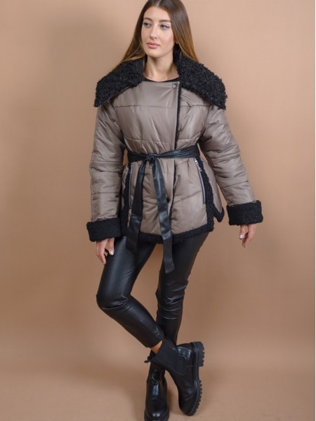 Πούρο κοντό oversized μπουφάν σταυροκουμπωτό, με μπουκλέ λεπτομέρειες στον μεγάλο γιακά, στις μανσέτες και στα πλαϊνά, ανοίγματα στο πλάι, μπροστινές τσέπες και αποσπώμενη ζώνη Access