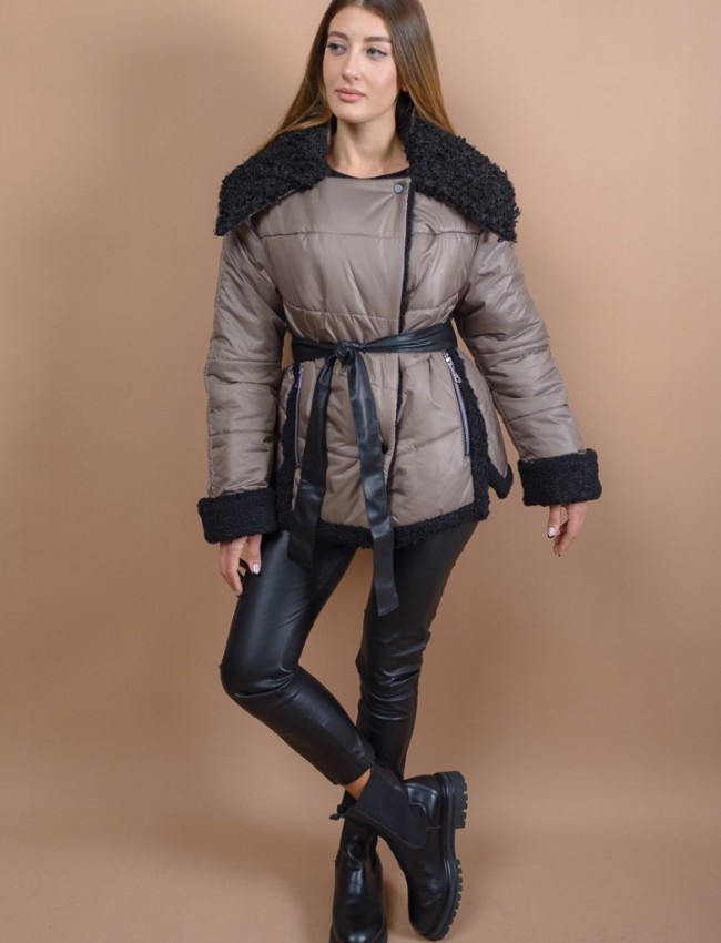 Πούρο κοντό oversized μπουφάν σταυροκουμπωτό, με μπουκλέ λεπτομέρειες στον μεγάλο γιακά, στις μανσέτες και στα πλαϊνά, ανοίγματα στο πλάι, μπροστινές τσέπες και αποσπώμενη ζώνη Access