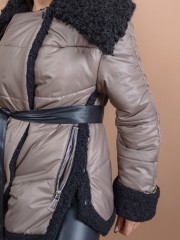 Πούρο κοντό oversized μπουφάν σταυροκουμπωτό, με μπουκλέ λεπτομέρειες στον μεγάλο γιακά, στις μανσέτες και στα πλαϊνά, ανοίγματα στο πλάι, μπροστινές τσέπες και αποσπώμενη ζώνη Access