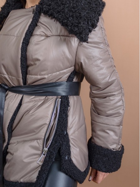 Πούρο κοντό oversized μπουφάν σταυροκουμπωτό, με μπουκλέ λεπτομέρειες στον μεγάλο γιακά, στις μανσέτες και στα πλαϊνά, ανοίγματα στο πλάι, μπροστινές τσέπες και αποσπώμενη ζώνη Access