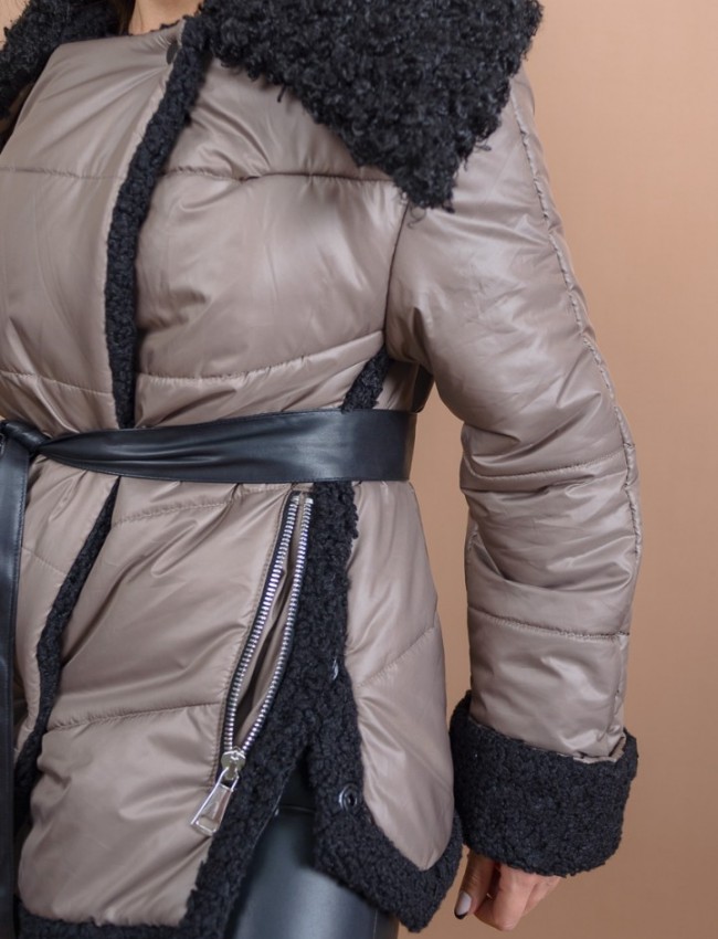 Πούρο κοντό oversized μπουφάν σταυροκουμπωτό, με μπουκλέ λεπτομέρειες στον μεγάλο γιακά, στις μανσέτες και στα πλαϊνά, ανοίγματα στο πλάι, μπροστινές τσέπες και αποσπώμενη ζώνη Access