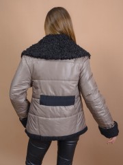 Πούρο κοντό oversized μπουφάν σταυροκουμπωτό, με μπουκλέ λεπτομέρειες στον μεγάλο γιακά, στις μανσέτες και στα πλαϊνά, ανοίγματα στο πλάι, μπροστινές τσέπες και αποσπώμενη ζώνη Access