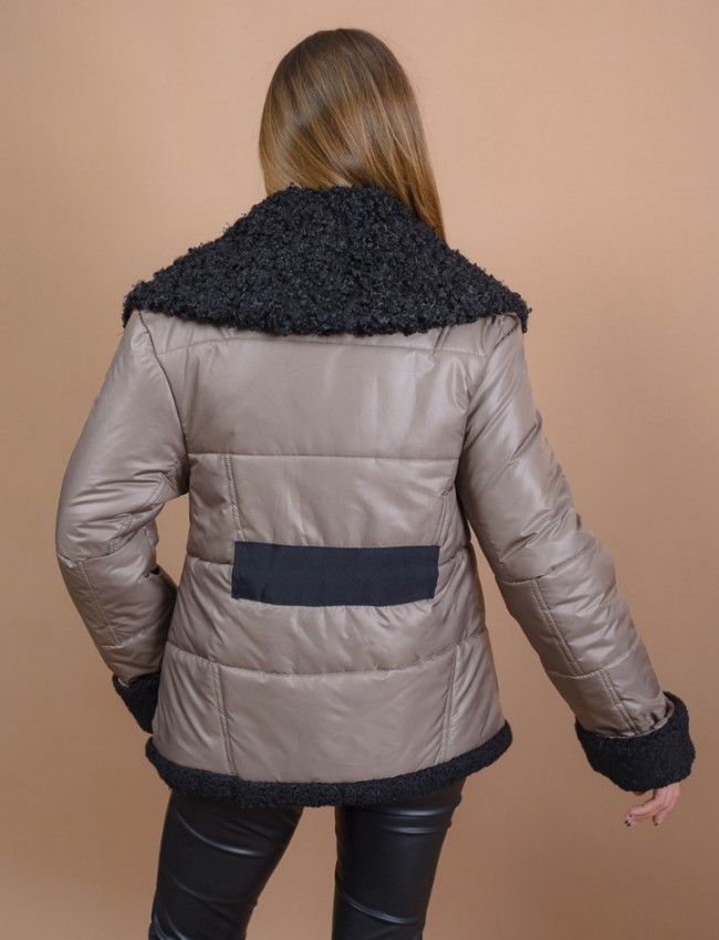 Πούρο κοντό oversized μπουφάν σταυροκουμπωτό, με μπουκλέ λεπτομέρειες στον μεγάλο γιακά, στις μανσέτες και στα πλαϊνά, ανοίγματα στο πλάι, μπροστινές τσέπες και αποσπώμενη ζώνη Access