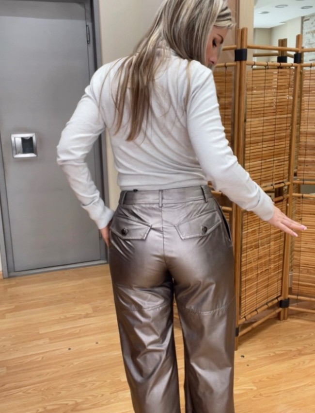 Ασημί ψηλόμεση faux-leather ψηλόμεση παντελόνα σε ίσια γραμμή, με διακοσμητικά γαζιά, καπακωτές πίσω τσέπες και πλάγιες μπροστά Access