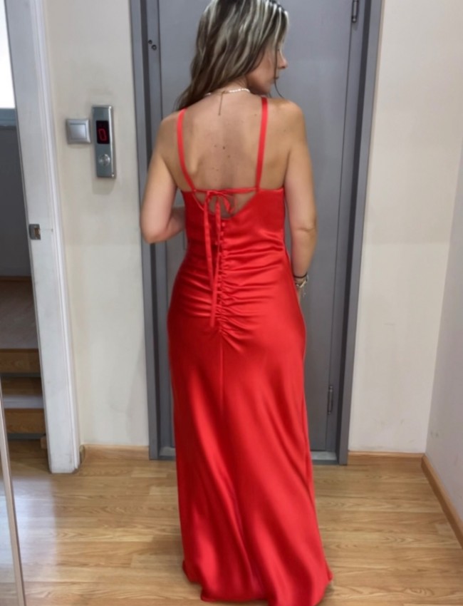 Κόκκινο αμάνικο σατέν maxi φόρεμα, με halter λαιμόκοψη, έξω πλάτη με κορδόνια και σούρες με κουμπιά στο πίσω μέρος Access 