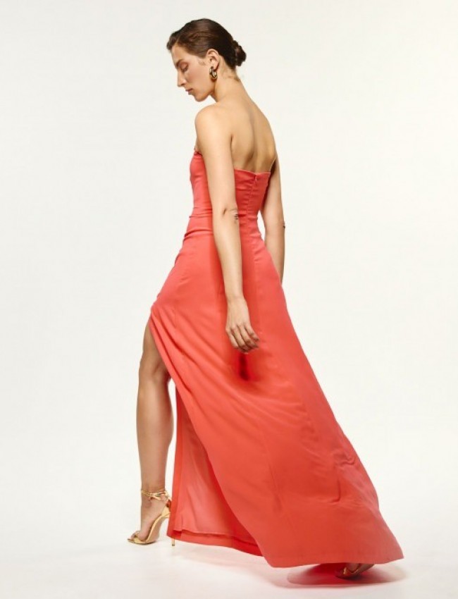Κοραλλί maxi strapless φόρεμα, με σταθερό μπούστο, σκίσιμο στο πλάι και  κρυφό κούμπωμα με φερμουάρ στο πίσω ACCESS 