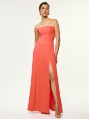Κοραλλί maxi strapless φόρεμα, με σταθερό μπούστο, σκίσιμο στο πλάι και  κρυφό κούμπωμα με φερμουάρ στο πίσω ACCESS 