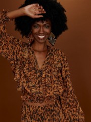 Leopard printed μακρυμάνικη μπλούζα ημιδιάφανη, με V-λαιμόκοψη, βολάν στο μπροστά μέρος και λάστιχο σφηκοφωλιά στα τελειώματα Access