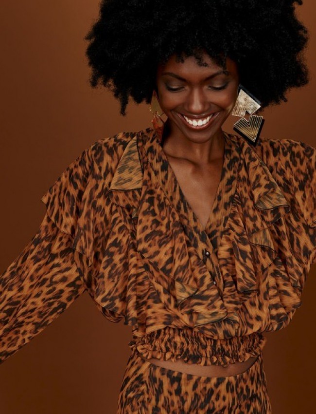 Leopard printed μακρυμάνικη μπλούζα ημιδιάφανη, με V-λαιμόκοψη, βολάν στο μπροστά μέρος και λάστιχο σφηκοφωλιά στα τελειώματα Access