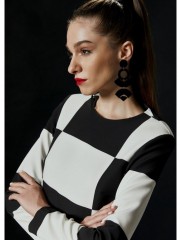 Ασπρόμαυρη μακρυμάνικη cropped μπλούζα, σε τύπωμα chess, σε τετράγωνη γραμμή, με κλειστή στρογγυλή λαιμόκοψη και κλείσιμο με φερμουάρ στο πίσω μέρος Access