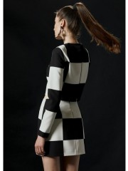 Ασπρόμαυρη μακρυμάνικη cropped μπλούζα, σε τύπωμα chess, σε τετράγωνη γραμμή, με κλειστή στρογγυλή λαιμόκοψη και κλείσιμο με φερμουάρ στο πίσω μέρος Access