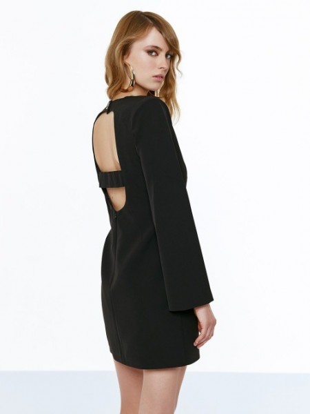 Μαύρο μακρυμάνικο κοντό φόρεμα, με κλειστή στρογγυλή λαιμόκοψη, βάτες στους ώμους και ανοιχτή πλάτη Access