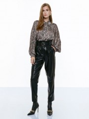 Μαύρο ψηλόμεσο faux-leather παντελόνι, σε ίσια γραμμή, με φαρδιά μπάσκα με λάστιχο, αποσπώμενη ζώνη και πλαϊνές κρυφές τσέπες Access