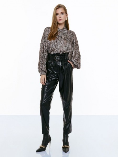 Μαύρο ψηλόμεσο faux-leather παντελόνι, σε ίσια γραμμή, με φαρδιά μπάσκα με λάστιχο, αποσπώμενη ζώνη και πλαϊνές κρυφές τσέπες Access