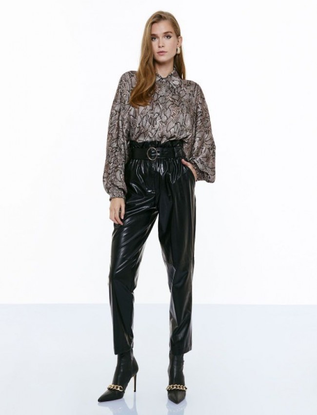 Μαύρο ψηλόμεσο faux-leather παντελόνι, σε ίσια γραμμή, με φαρδιά μπάσκα με λάστιχο, αποσπώμενη ζώνη και πλαϊνές κρυφές τσέπες Access