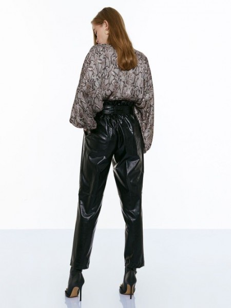 Μαύρο ψηλόμεσο faux-leather παντελόνι, σε ίσια γραμμή, με φαρδιά μπάσκα με λάστιχο, αποσπώμενη ζώνη και πλαϊνές κρυφές τσέπες Access