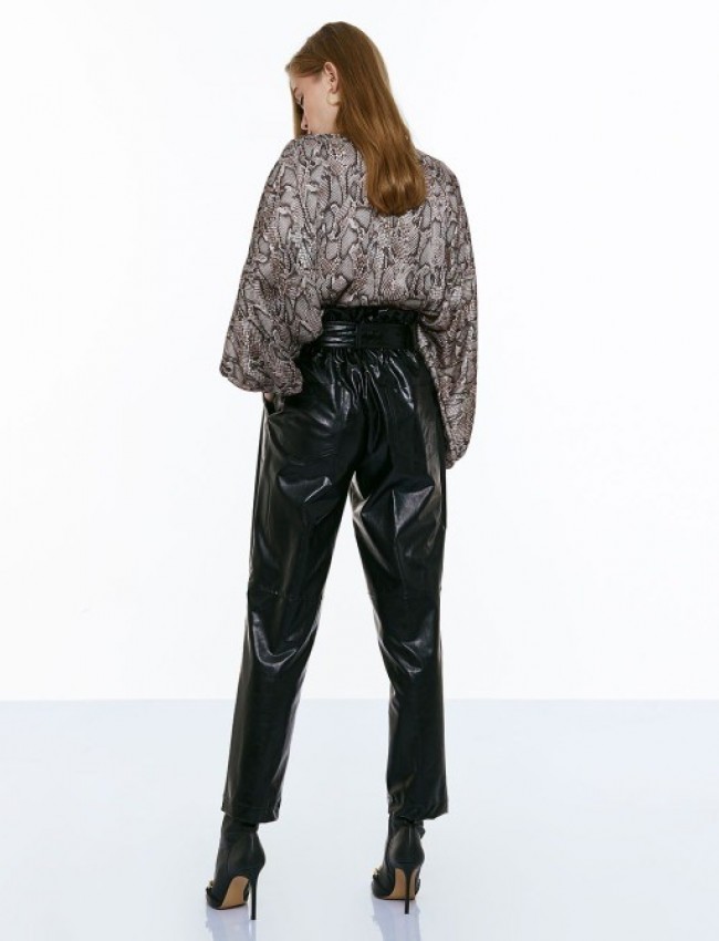 Μαύρο ψηλόμεσο faux-leather παντελόνι, σε ίσια γραμμή, με φαρδιά μπάσκα με λάστιχο, αποσπώμενη ζώνη και πλαϊνές κρυφές τσέπες Access