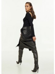 Μαύρη ψηλόμεση faux-leather midi φούστα κρουαζέ, με δέσιμο στο πλάι, ασύμμετρο ποδόγυρο και κλείσιμο με φερμουάρ πίσω Access