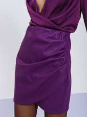 Μωβ faux-leather κοντή φούστα, με σούρες στο πλάι, λάστιχο στη μέση και κλείσιμο με φερμουάρ πίσω Access