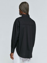 Μαύρο πουκάμισο loose-fit, με μπροστινό τσεπάκι, κουφόπιετες στο πίσω μέρος  και ασύμμετρο στρογγυλεμένο τελείωμα ACCESS