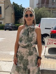 Floral printed λαδί αμάνικη μπλούζα με κλειστή λαιμόκοψη, παρτούς ώμους, αποσπώμενο λουλούδι με πούπουλα και κλείσιμο με φερμουάρ στην πλάτη Access