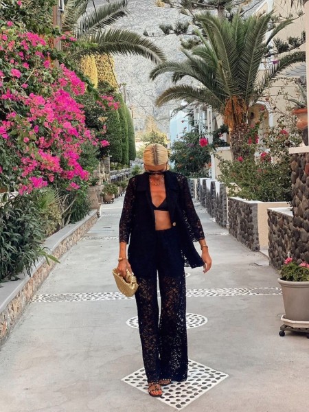 Μαύρο δαντελένιο αφοδράριστο σακάκι, με πέτο γιακά, κλείσιμο με χρυσό κουμπί και 3/4 μανίκια Innocent