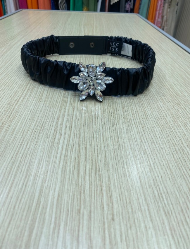 Μαύρη ελαστική faux-leather ζώνη με αποσπώμενη αγκράφα-καρφίτσα Access