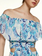 Floral printed σιελ cropped μουσελίνα μπλούζα με λάστιχο στους έξω ώμους, βολάν και μη αποσπώμενη ζώνη δέσιμο στο τελείωμα Access