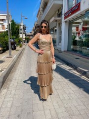 Χρυσή μεταλλιζέ ψηλόμεση πλισέ maxi φούστα, με επίπεδα, σταθερό ζωνάκι διακοσμητικά strass στη μέση και κλείσιμο με φερμουάρ πίσω Access 