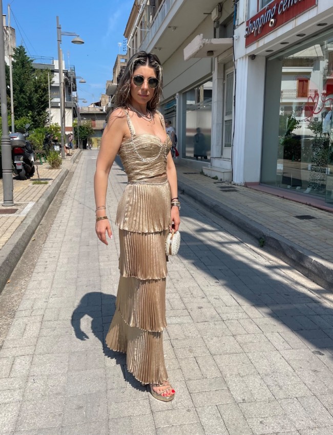 Χρυσό μεταλλιζέ πλισέ cropped τοπ, με τιράντες, ανοιχτή τετράγωνη λαιμόκοψη, λεπτομέρειες με διακοσμητικά strass και κλείσιμο με φερμουάρ πίσω Access  