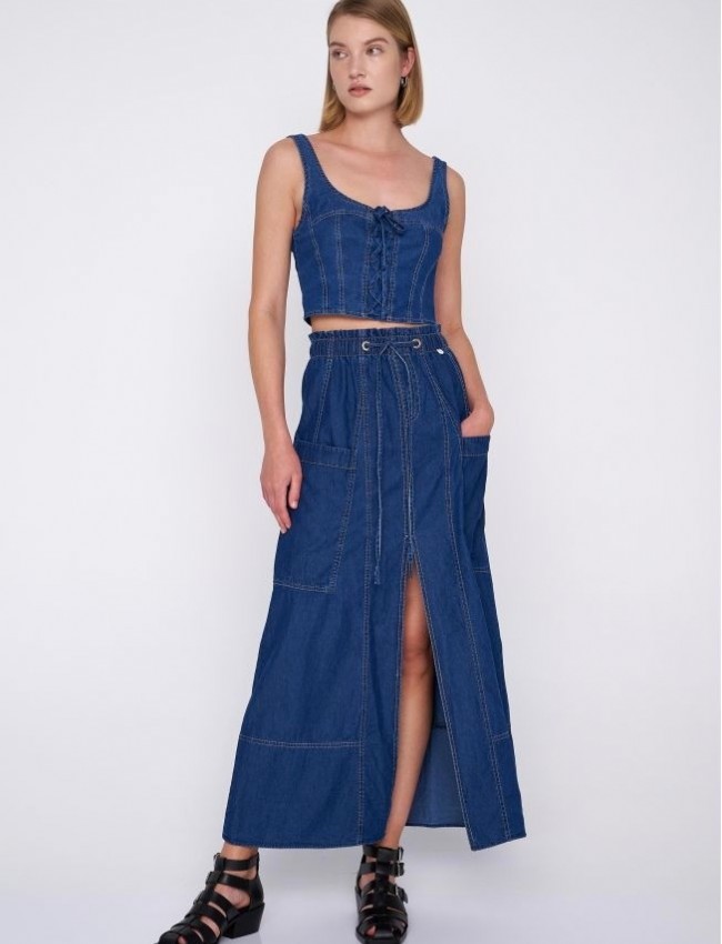 Blue jean tencel ψηλόμεση maxi φούστα σε Α- γραμμή, με μπροστινό σκίσιμο, τετράγωνες μεγάλες τσέπες και λάστιχο με κορδόνι στην μέση Ale