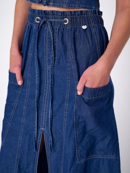 Blue jean tencel ψηλόμεση maxi φούστα σε Α- γραμμή, με μπροστινό σκίσιμο, τετράγωνες μεγάλες τσέπες και λάστιχο με κορδόνι στην μέση Ale