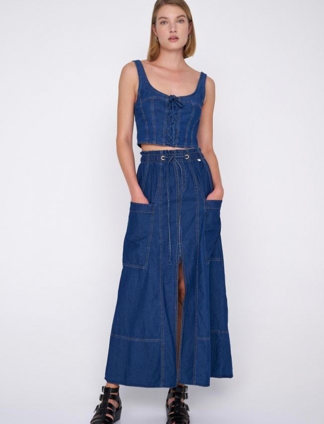 Blue jean tencel ψηλόμεση maxi φούστα σε Α- γραμμή, με μπροστινό σκίσιμο, τετράγωνες μεγάλες τσέπες και λάστιχο με κορδόνι στην μέση Ale