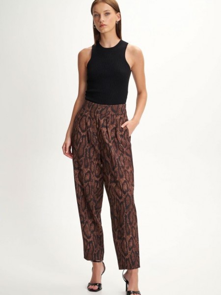 Animal printed καφέ ψηλόμεσο ελαστικό παντελόνι, σε χαλαρή γραμμή, με διπλές πιέτες μπροστά, πλαϊνές τσέπες και κλείσιμο με κρυφό φερμουάρ στο πλάι Ale 