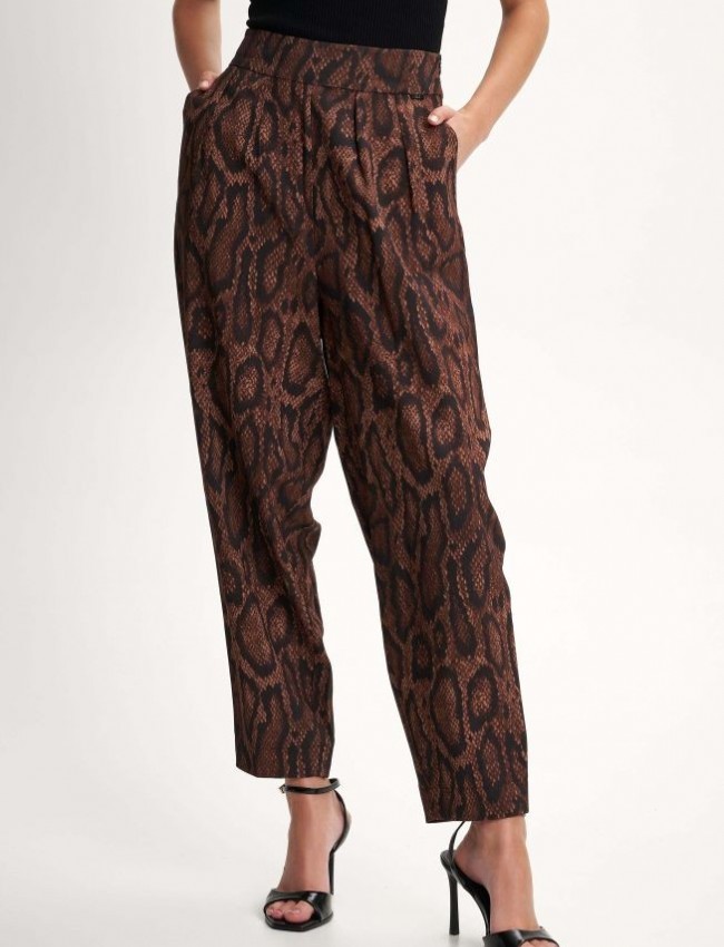 Animal printed καφέ ψηλόμεσο ελαστικό παντελόνι, σε χαλαρή γραμμή, με διπλές πιέτες μπροστά, πλαϊνές τσέπες και κλείσιμο με κρυφό φερμουάρ στο πλάι Ale 