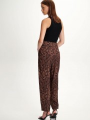 Animal printed καφέ ψηλόμεσο ελαστικό παντελόνι, σε χαλαρή γραμμή, με διπλές πιέτες μπροστά, πλαϊνές τσέπες και κλείσιμο με κρυφό φερμουάρ στο πλάι Ale 