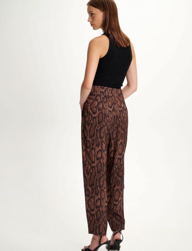 Animal printed καφέ ψηλόμεσο ελαστικό παντελόνι, σε χαλαρή γραμμή, με διπλές πιέτες μπροστά, πλαϊνές τσέπες και κλείσιμο με κρυφό φερμουάρ στο πλάι Ale 