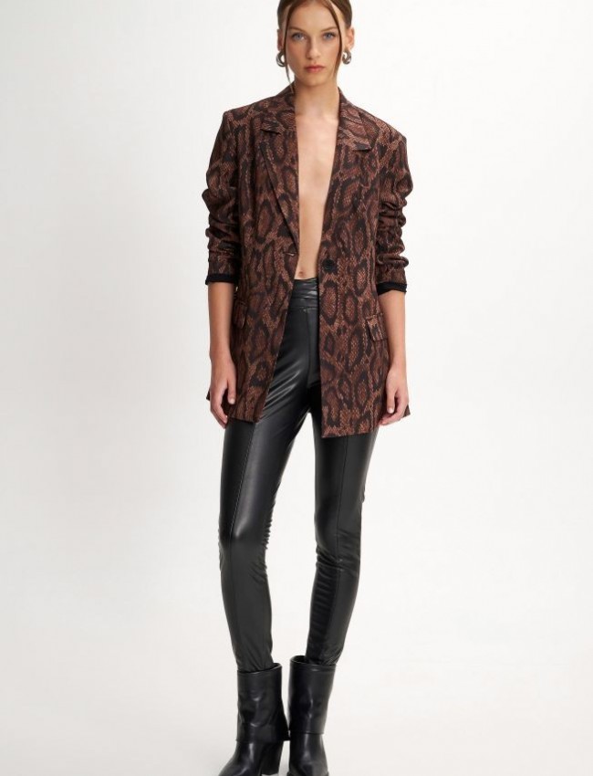Animal printed καφέ μονόκουμπο μακρύ σακάκι σε μεσάτη γραμμή, μαύρη εσωτερική φόδρα και μπροστινές καπακωτές τσέπες Ale 