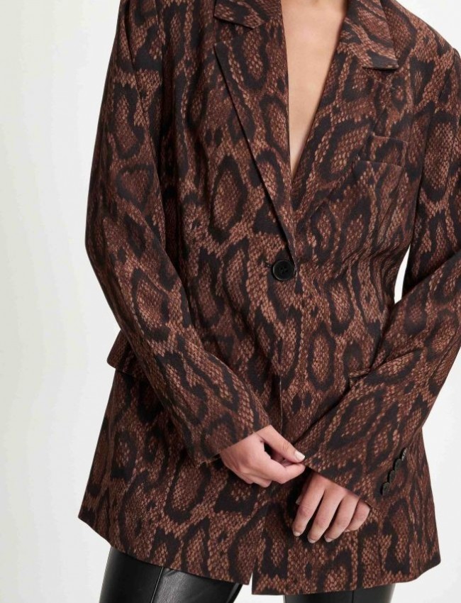 Animal printed καφέ μονόκουμπο μακρύ σακάκι σε μεσάτη γραμμή, μαύρη εσωτερική φόδρα και μπροστινές καπακωτές τσέπες Ale 