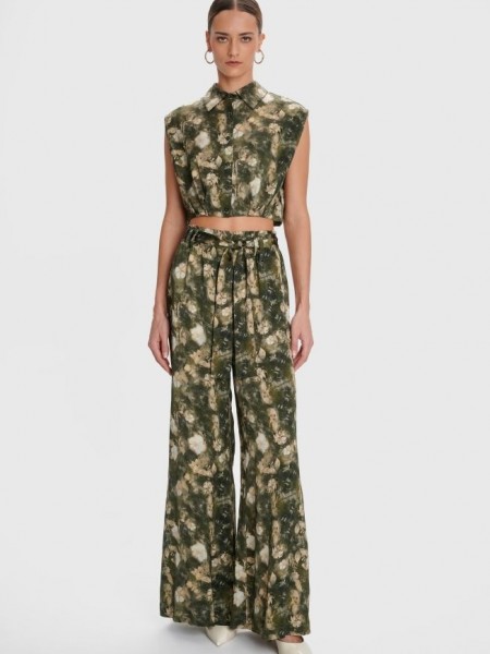 Floral printed χακί αμάνικο cropped σατέν πουκάμισο, σε τετράγωνη γραμμή, με πέτο γιακά, μικρές πιέτες στο τελείωμα και κλείσιμο με κουμπιά μπροστά Ale 