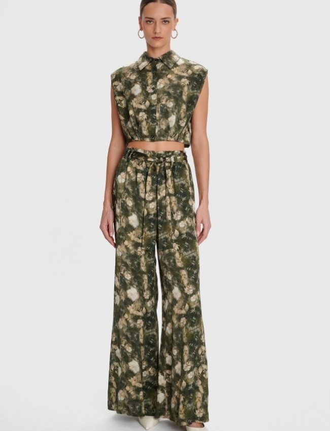 Floral printed χακί αμάνικο cropped σατέν πουκάμισο, σε τετράγωνη γραμμή, με πέτο γιακά, μικρές πιέτες στο τελείωμα και κλείσιμο με κουμπιά μπροστά Ale 