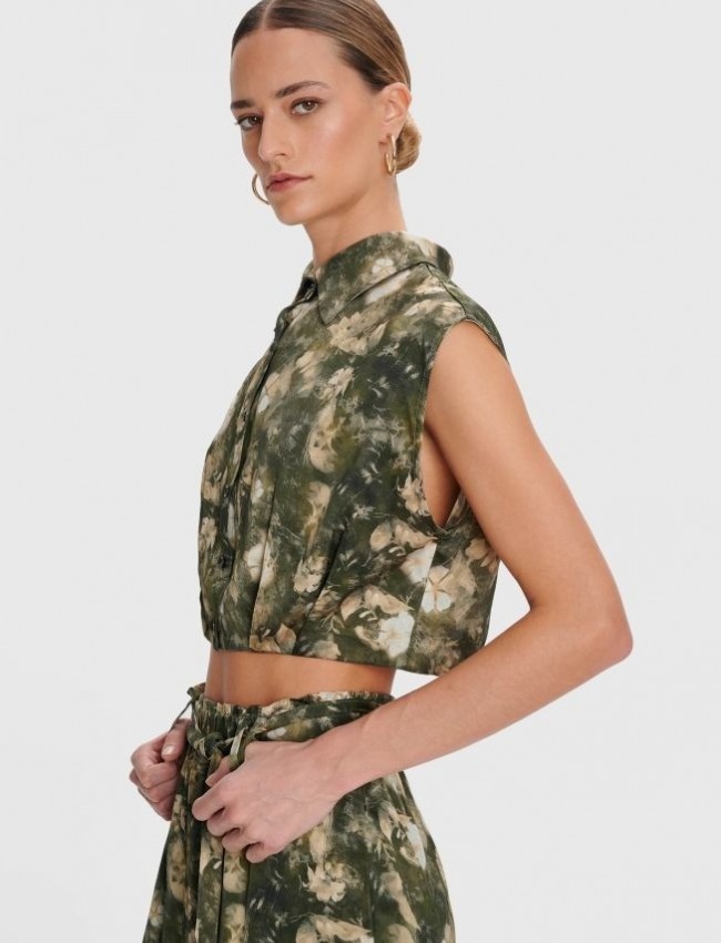 Floral printed χακί αμάνικο cropped σατέν πουκάμισο, σε τετράγωνη γραμμή, με πέτο γιακά, μικρές πιέτες στο τελείωμα και κλείσιμο με κουμπιά μπροστά Ale 