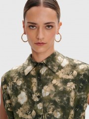 Floral printed χακί αμάνικο cropped σατέν πουκάμισο, σε τετράγωνη γραμμή, με πέτο γιακά, μικρές πιέτες στο τελείωμα και κλείσιμο με κουμπιά μπροστά Ale 