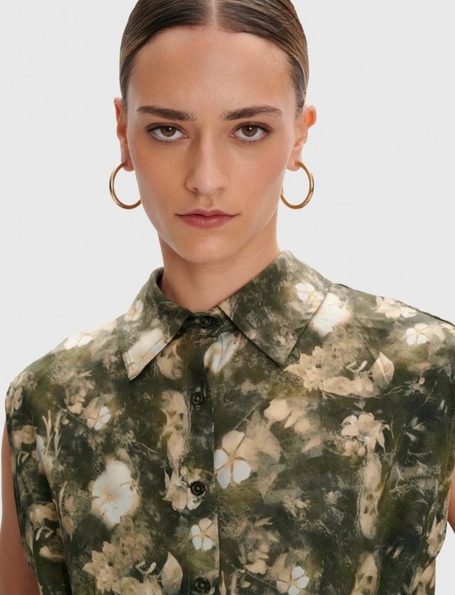 Floral printed χακί αμάνικο cropped σατέν πουκάμισο, σε τετράγωνη γραμμή, με πέτο γιακά, μικρές πιέτες στο τελείωμα και κλείσιμο με κουμπιά μπροστά Ale 