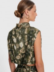 Floral printed χακί αμάνικο cropped σατέν πουκάμισο, σε τετράγωνη γραμμή, με πέτο γιακά, μικρές πιέτες στο τελείωμα και κλείσιμο με κουμπιά μπροστά Ale 