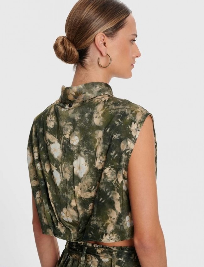 Floral printed χακί αμάνικο cropped σατέν πουκάμισο, σε τετράγωνη γραμμή, με πέτο γιακά, μικρές πιέτες στο τελείωμα και κλείσιμο με κουμπιά μπροστά Ale 