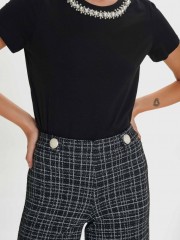Tweed μαύρη ψηλόμεση ελαστική παντελόνα με λάστιχο πίσω στη μέση, χωρίς φερμουάρ και διακοσμητικά κουμπιά με πέρλες μπροστά Ale 